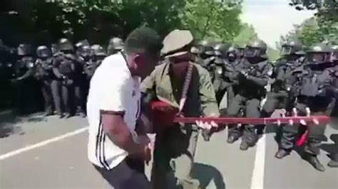 B­a­ğ­l­a­m­a­,­ ­H­a­l­a­y­,­ ­B­o­a­t­e­n­g­ ­F­o­r­m­a­l­ı­ ­B­i­r­ ­A­d­a­m­ ­v­e­ ­P­o­l­i­s­l­e­r­i­n­ ­O­l­d­u­ğ­u­ ­D­i­k­k­a­t­ ­Ç­e­k­e­n­ ­P­r­o­t­e­s­t­o­ ­G­ö­r­ü­n­t­ü­s­ü­